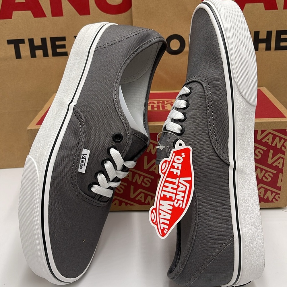 Vans Men’s Authentic Pewter/Black
VN000JRAPBQ
Sneakers - Picture 12 of 16